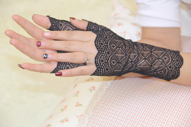spring-and-summer-womens-sunscreen-short-gloves-fashion-sexy-fingerless-lace-semi-finger-driving-glo-32574850165